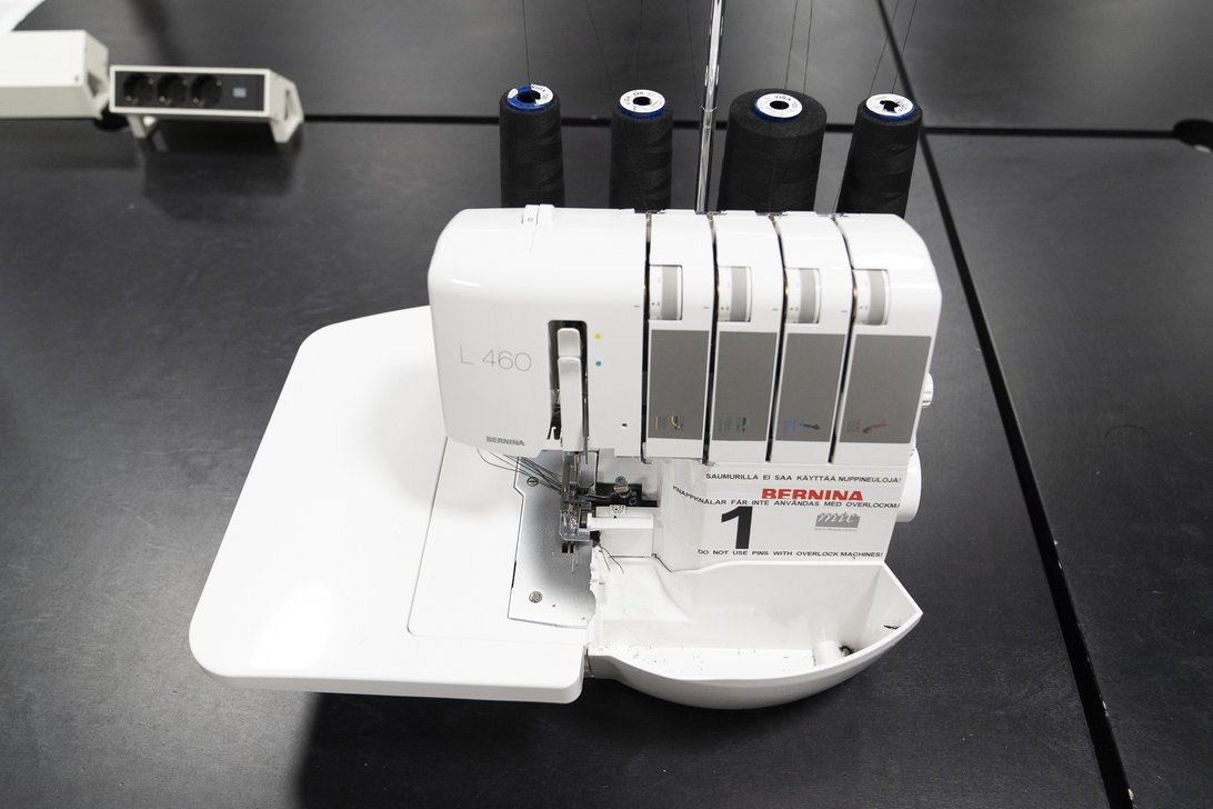 Image of the spaces Overlock sewing machine 1 (black thread) #1