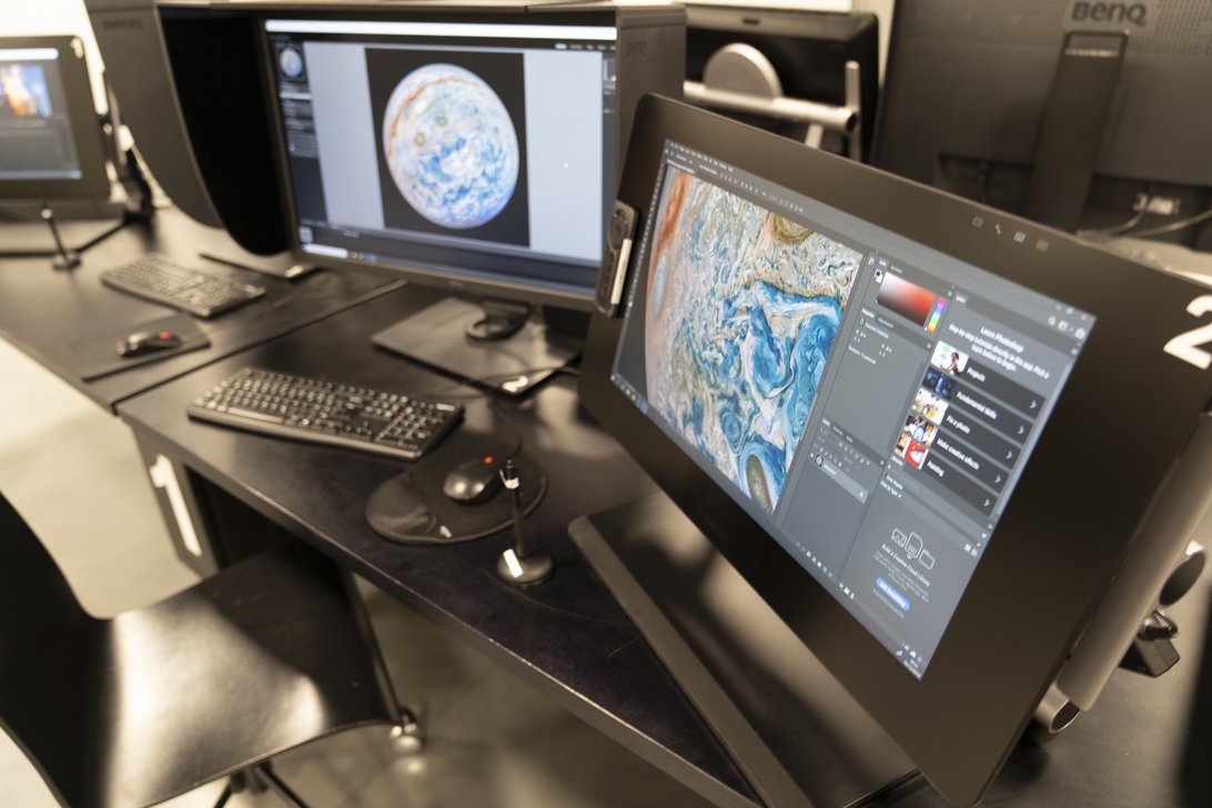 Image of the spaces Media workstation 3, scanner and right handed pen display #1