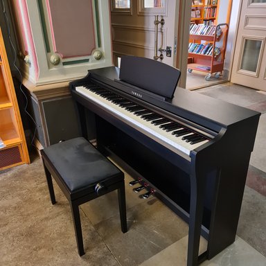 Digitaalipiano (Yamaha Clavinova CLP-725)